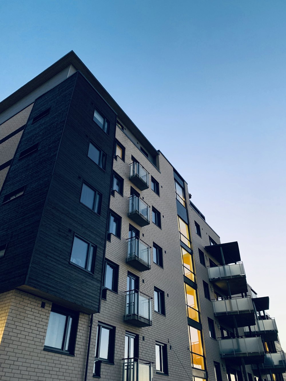 La façade d'agence : le premier point de contact avec un vendeur du quartier.